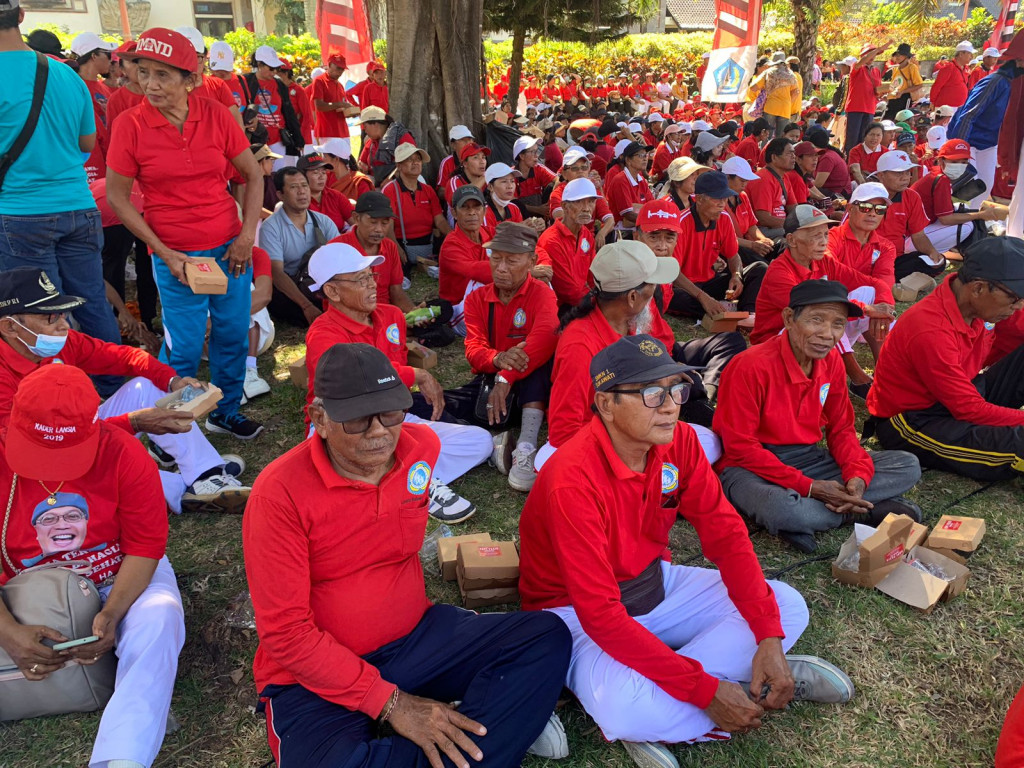 Kegiatan Yoga Ketawa Lansia Desa Tumbak Bayuh di Puspem Kabupaten Badung